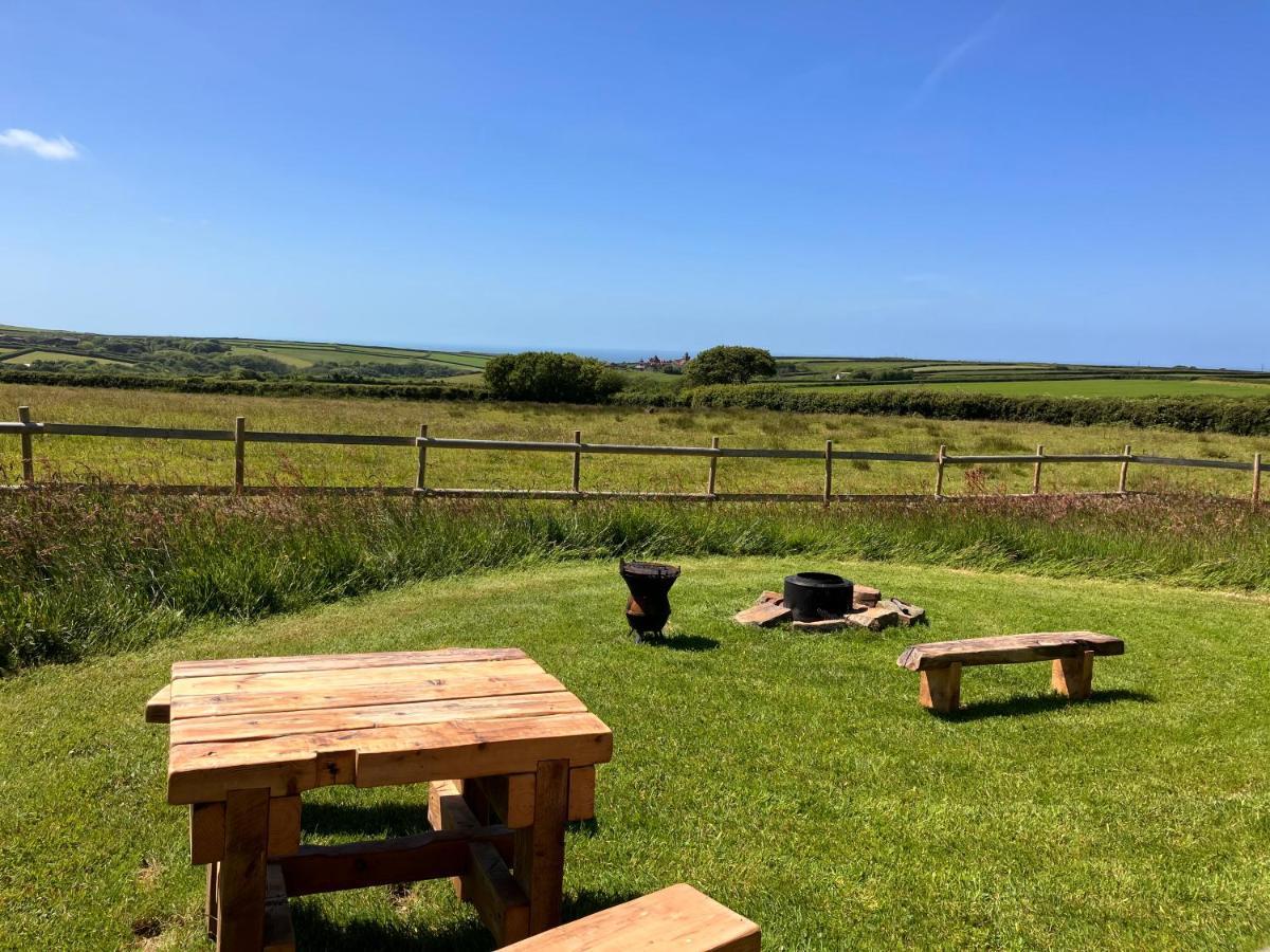 Shepherds Hut In A Private Meadow With Sea Views Hartland